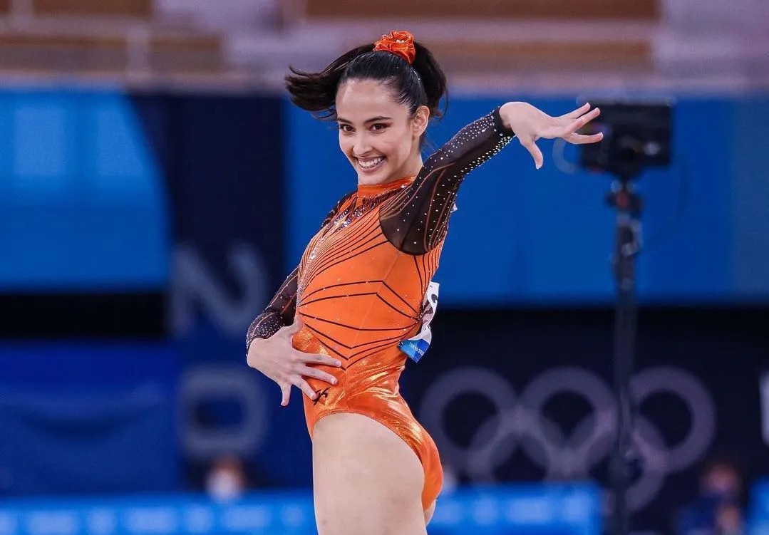 首尔FC前场的配合，禁区外又是一脚绵软无力的射门！颜骏凌轻松化解了！对方投诉手球，裁判没有理会